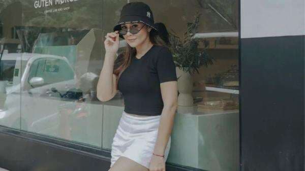 5 Outfit Casual ala Wulan Guritno, Bikin Tante-Tante Terlihat Masih ABG!