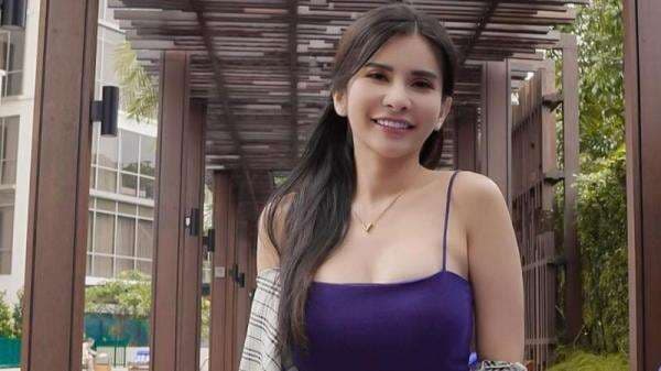 7 Potret Seksi Maria Vania Pakai Baju Ketat, Netizen: Bikin Jiwa Ngezoomku Meronta-ronta