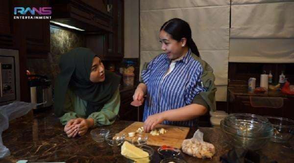 Gaya Nagita Slavina Masak Sahur Bareng Aurel Disorot, Ngiris Bawang Pakai Baju Rp12 Juta!