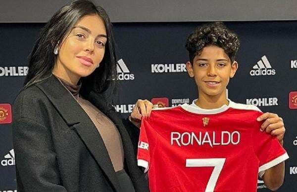 Curi Perhatian, Aksi Anak Cristiano Ronaldo Tiru Selebrasi sang Ayah saat Cetak Gol untuk Manchester United U-12