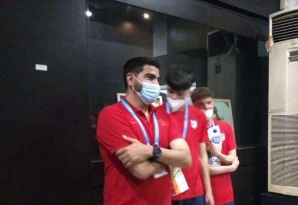 Enggak Tahan Panas Jakarta, Pemain Atletico Madrid U-18 Ngadem Depan AC di Kota Tua