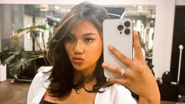 Seksinya Gaya Marion Jola Pose Bibir Manyun, Netizen: Aku Gak Kuat!