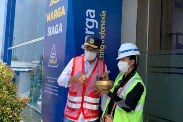 Rara si Pawang Hujan Muncul di Cikampek, Gelar Ritual untuk Perbaikan dan Pelebaran Tol Japek