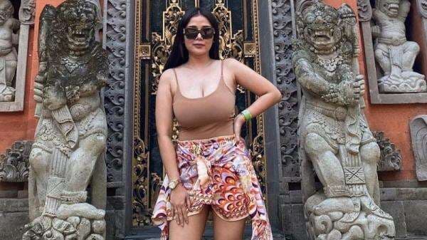 Mutia Ayu Pakai Tanktop Cokelat, Janda Gleen Fredly Cantik Ya