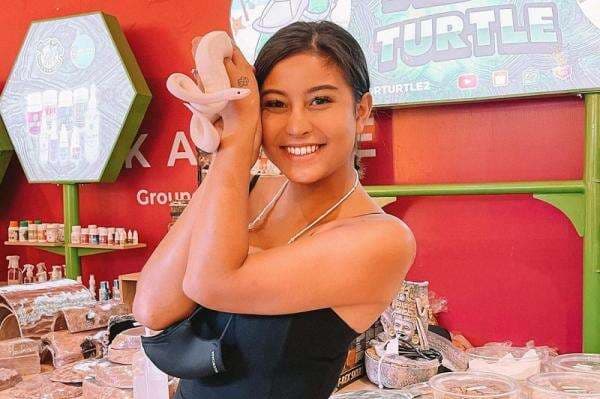 Erika Carlina Rayakan Jumat Agung, Komentar Awkarin Jadi Sorotan