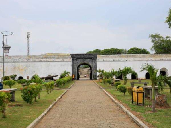 Fort Marlborough, Benteng Pertahanan Inggris yang Kini Jadi Lokasi Wisata di Bengkulu Fort Marlborough, Benteng Pertahanan Inggris yang Kini Jadi Lokasi Wisata di Bengkulu