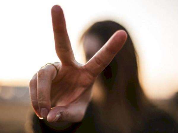 Sering Foto Pose Dua Jari? Ketahui Fakta Kelam Sejarahnya yang Diartikan sebagai Hinaan