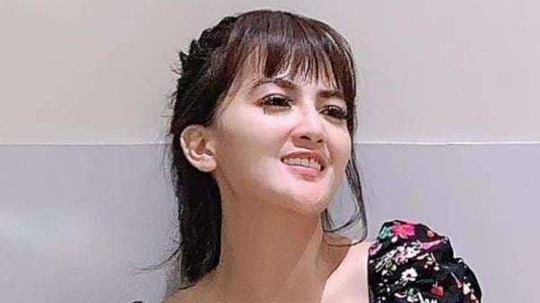 Diana Dee Starlight Pose Menggoda Pakai Dress Hitam, Netizen: Bikin Pagi Jadi Ceria