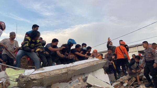 Brakk!! Alfamart di Gambut Ambruk, Petugas hingga Pembeli Terjebak