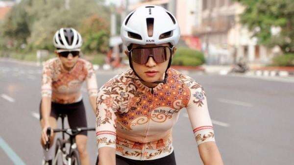 Intip Jersey Sepeda Motif Batik Karya Anne Avantie Edisi Khusus Hari Kartini