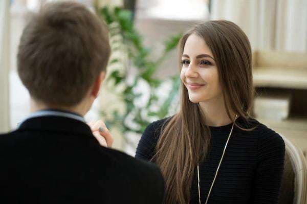 50 Pertanyaan Gombal untuk Pacar, Biar Dia Meleleh dan Baper