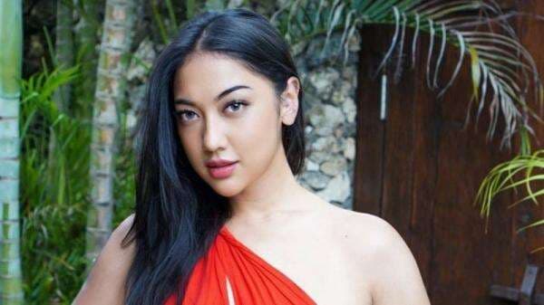7 Potret Seksi Anindita Hidayat Bikin Netizen Cenat-Cenut