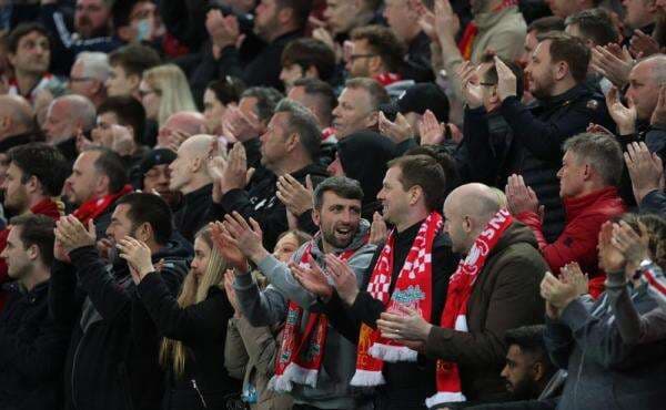 Merinding! Suporter Liverpool dan Man United Beri Dukungan untuk Ronaldo