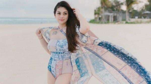 5 Gaya Foto di Pantai ala Celine Evangelista, Hot Mommy bak Boneka Barbie!