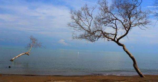 5 Destinasi Pantai Dekat Bandung, Nomor 3 Unik Air Lautnya Tiga Warna