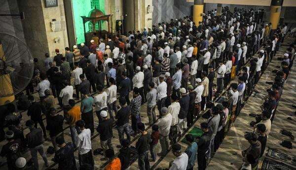 Cara Sholat Tarawih di Rumah Sendirian atau Berjamaah, Lengkap dengan Doa Kamilin