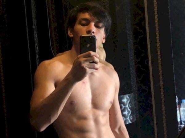 Pamer Foto Merem, Netizen Heboh Duga Jefri Nichol Ciuman sama Cowok