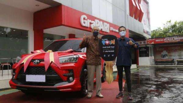 Kejutan Membawa Kebahagiaan, Pensiunan Dosen di Purwokerto Menangkan Mobil Toyota Raize dari Telkomsel