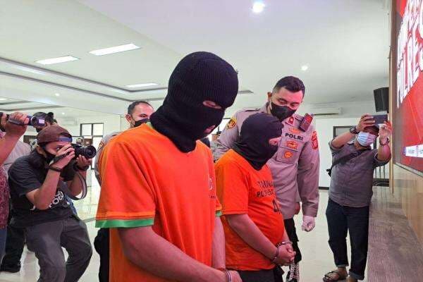 2 Gadis Remaja di Bogor ini Diperkosa dan dijual Lewat MiChat 2 Gadis Remaja di Bogor ini Diperkosa dan dijual Lewat MiChat