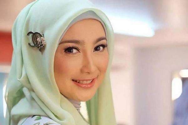 Kisah Perjalanan Cinta Desy Ratnasari, 18 Tahun Menjanda usai 2 Kali Cerai Kisah Perjalanan Cinta Desy Ratnasari, 18 Tahun Menjanda usai 2 Kali Cerai