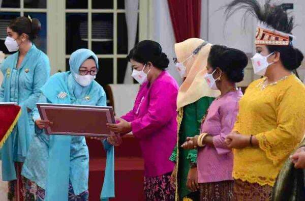 Ibu Iriana Jokowi Berikan Penghargaan bagi Perempuan Indonesia se-Tanah Air