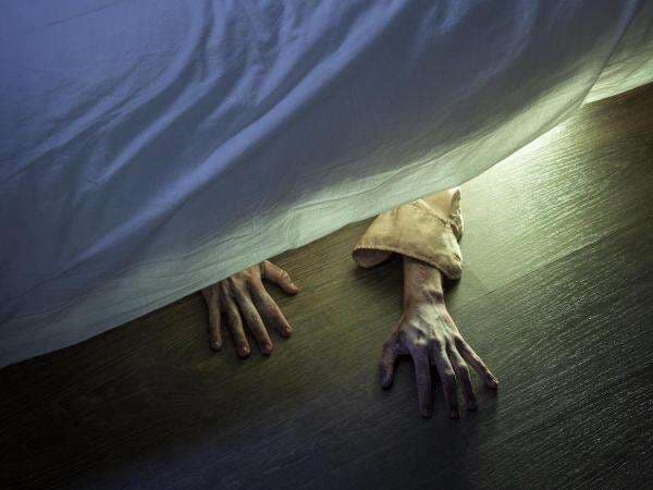 Cerita Horor Muncul Tangan di Kolong Tempat Tidur, Hampir Ditarik