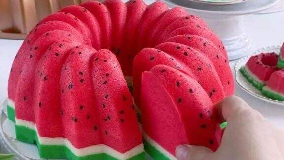 Resep Bolu Kukus Semangka Tanpa Soda Kue, Tetap Ngembang Moms!