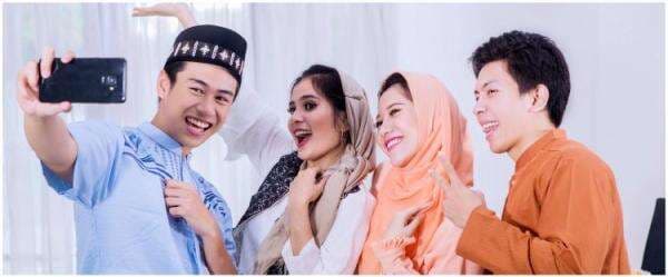 7 Ide pose foto bareng keluarga saat Lebaran di rumah, kece abis