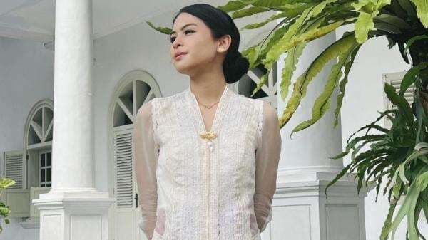 Cantiknya Maudy Ayunda Berkebaya Putih di Hari Kartini, Netizen: Ayumu Tenanan Ora Editan!