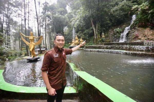 Ibas Nikmati Pesona Air Terjun Srambang Ngawi