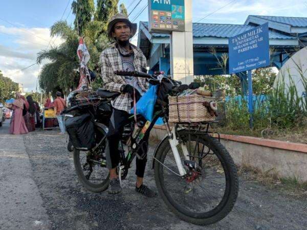 Pria Ini Nekat Mudik Bersepeda dari Papua ke Palopo, Sulsel! Butuh Berapa Lama? Pria Ini Nekat Mudik Bersepeda dari Papua ke Palopo, Sulsel! Butuh Berapa Lama?