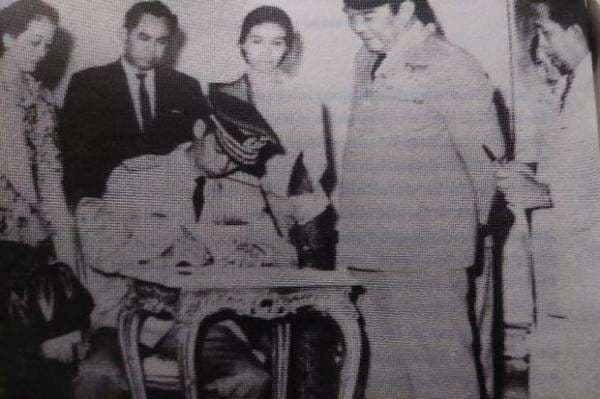 Kisah Jenderal Hoegeng Ledek Bung Karno soal Nama