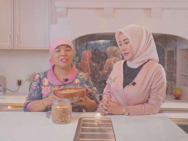 Jadi Rebutan Artis, Ini Resep Kue Bawang ala Mama Fuji, Renyah, Gurih, dan Bikin Nagih!