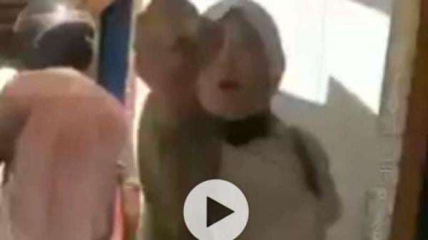 Diduga Pesan Amplop Lebaran, Viral Ibu-ibu di Karawang Ngamuk Maki Kurir COD