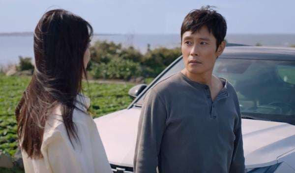 Serial Drama Our Blues: Kekakuan Shin Min Ah dan Lee Byung Hun Disuguhkan, setelah 7 Tahun Berpisah karena Patah Hati