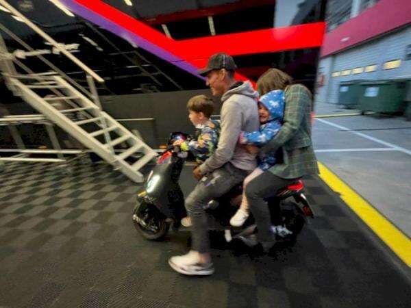 Kembali Parodikan 'The Power of Emak-emak', Aleix Espargaro Terciduk Naik Motor Bonceng 4