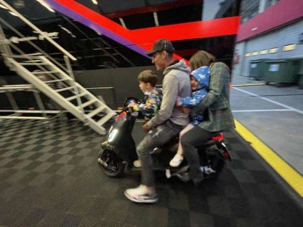 Pembalap MotoGP Aleix Espargaro Boncengan Berempat, Warganet: Indonesian Style!