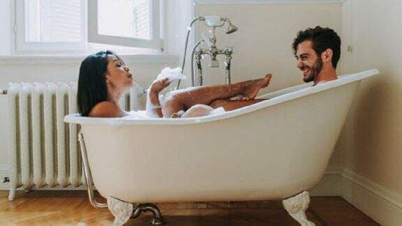Nikmat! 4 Hal yang Bisa Dilakukan Bersama Pasangan di Kamar Mandi, Main `Basah-basahan` Jadi Favorit