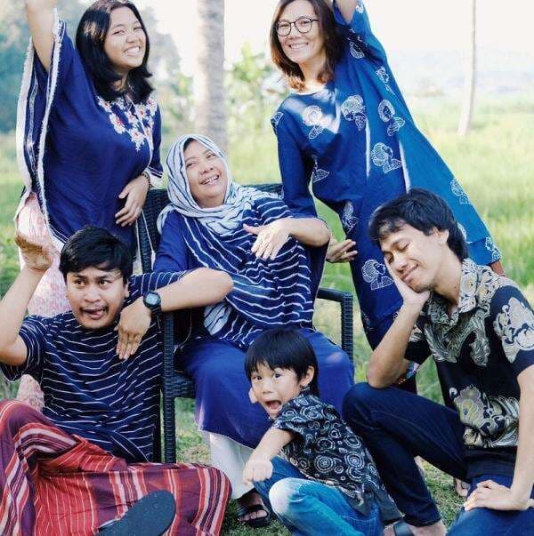 5 Potret Kedekatan Eross Sheila On 7 Bersama Sang Ibu yang Jarang Tersorot 5 Potret Kedekatan Eross Sheila On 7 Bersama Sang Ibu yang Jarang Tersorot