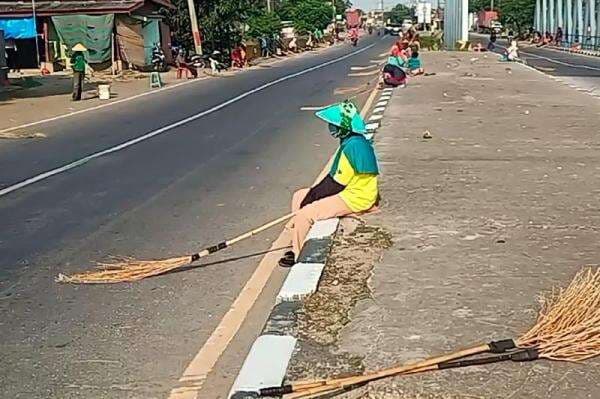 Unik! Tradisi Penyapu Uang Koin saat Mudik Lebaran di Jalur Pantura