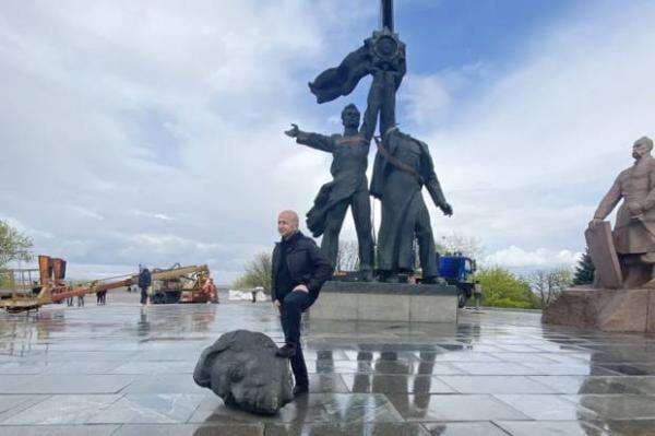 Bongkar Monumen Persahabatan, Ukraina Penggal Patung Rusia