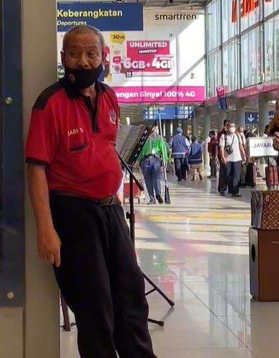 Viral! Kegigihan Porter Lansia di Stasiun Bawa Koper Penumpang Bikin Netizen Terharu, Ini Kisahnya