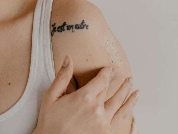 5 Rekomendasi Lulur Pemutih Badan, Mencerahkan Secara Perlahan!