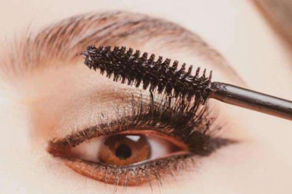 Ini Perbedaan Maskara Waterproof dan Water Resistant, Mana yang Terbaik?