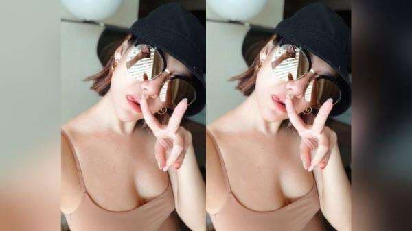 Selfie Kece, Bunga Citra Lestari Tampil Seksi Pakai Tanktop di Pesawat