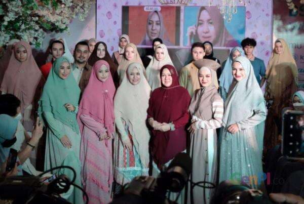 Tubuh Mungil? Ini 4 Tips Memilih Gamis Lebaran