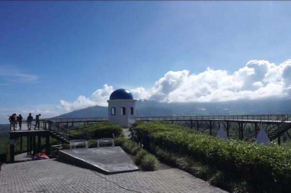 Asyiknya Wisata Nini Mountain di Kabupaten Bandung, Bisa Bergaya di Kafe ala Santorini hingga Terbang dengan Paralayang