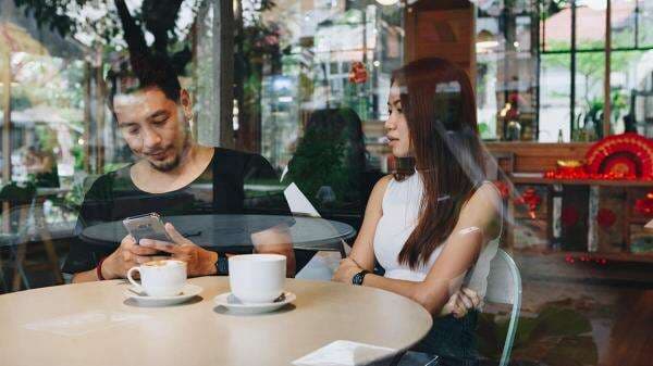 Bagaimana Menghadapi Pasangan yang Super Duper Cuek? Ini Saran Psikolog