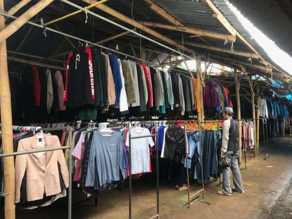 Berburu Harta Karun di Pasar Babebo, Surganya Baju Bekas di Jember
