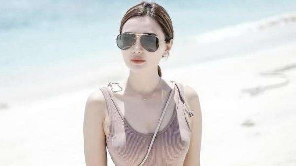 5 Gaya Foto di Pantai ala Wika Salim, Tanpa Bikini Seksinya Gak Luntur!